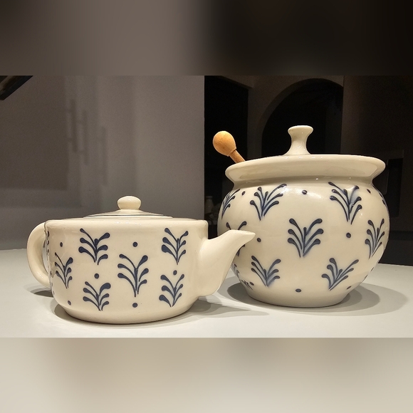 Other - Elegant Blue and White Ceramic Art
